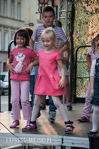 Atrakcje dla dzieci - wśród nich scena z animatorami oraz "park dmuchańców"