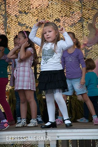 Atrakcje dla dzieci - wśród nich scena z animatorami oraz "park dmuchańców"