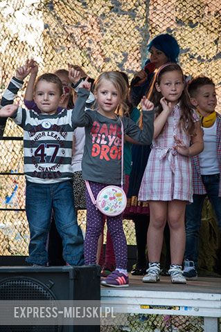 Atrakcje dla dzieci - wśród nich scena z animatorami oraz "park dmuchańców"