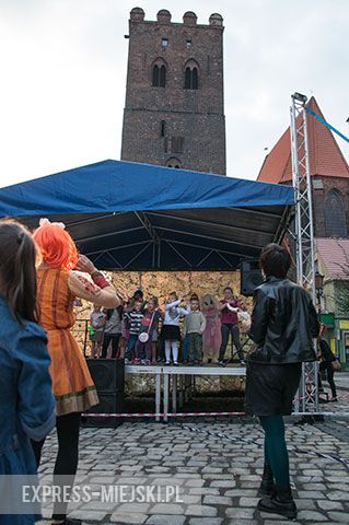 Atrakcje dla dzieci - wśród nich scena z animatorami oraz "park dmuchańców"