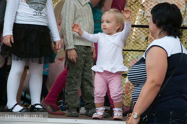 Atrakcje dla dzieci - wśród nich scena z animatorami oraz "park dmuchańców"