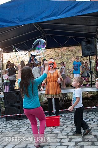 Atrakcje dla dzieci - wśród nich scena z animatorami oraz "park dmuchańców"