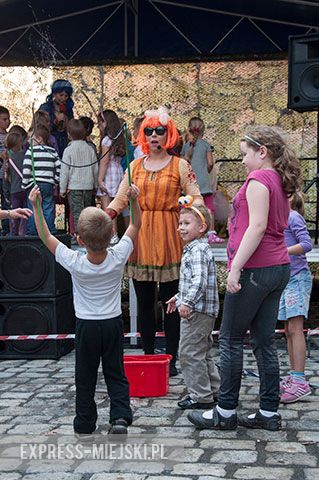 Atrakcje dla dzieci - wśród nich scena z animatorami oraz "park dmuchańców"