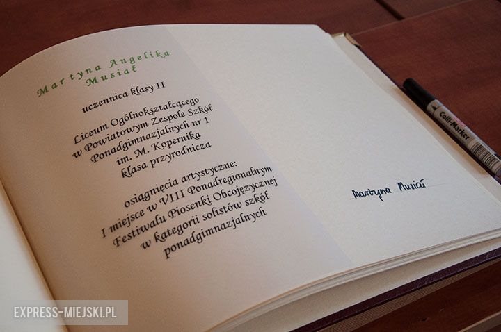 Złota Księga Stypendystów Powiatu Średzkiego - nad podpisem uczennicy niebawem pojawi się jej zdjęcie