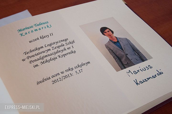 Mariusz Kaczmarski odebrał stypendium już trzeci raz. Na zdjęciu karta z pamiątkowej księgi stypendystów z ubiegłego roku
