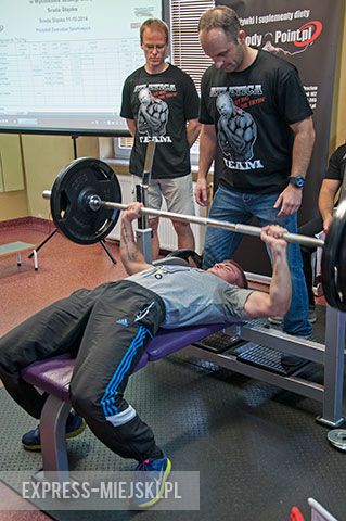 Wyciskali sztangę leżąc