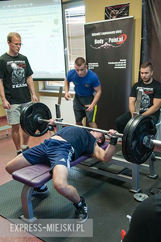Wyciskali sztangę leżąc