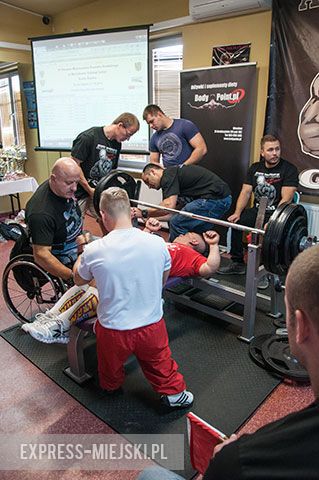 Wyciskali sztangę leżąc