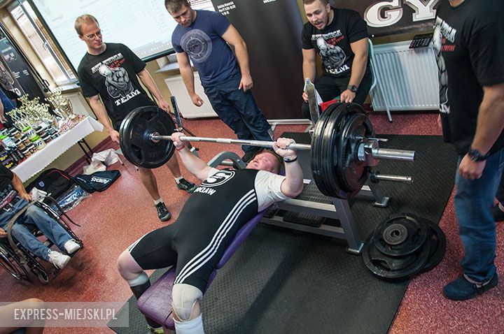 Wyciskali sztangę leżąc