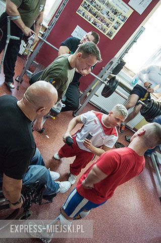 Wyciskali sztangę leżąc