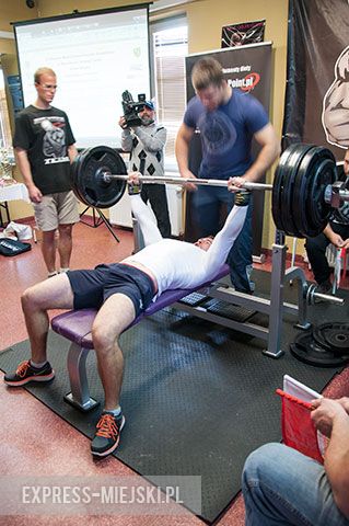 Wyciskali sztangę leżąc