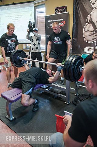 Wyciskali sztangę leżąc