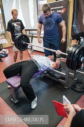 Wyciskali sztangę leżąc