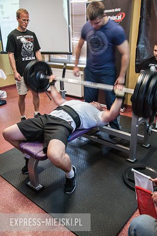 Wyciskali sztangę leżąc
