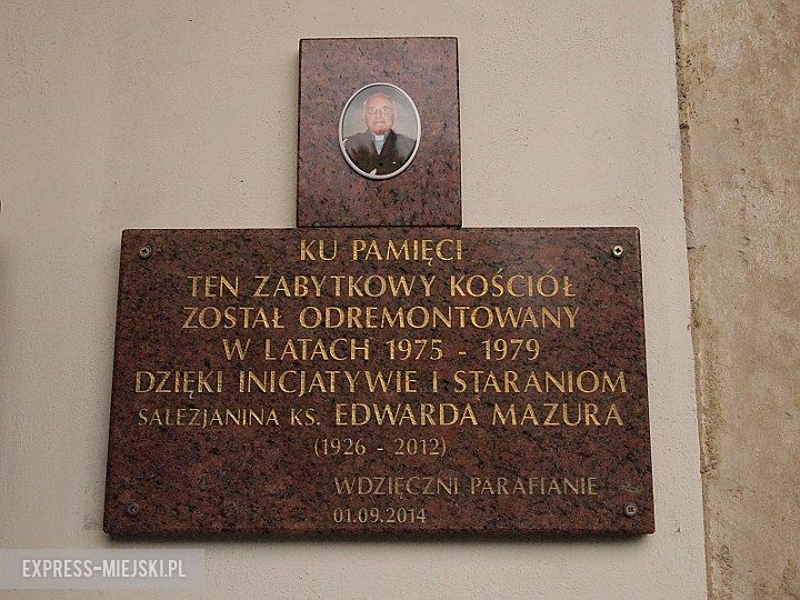 Kosciół, tablica i opiekunowie