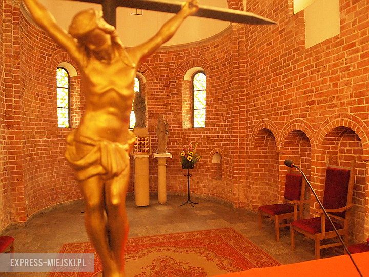 Kosciół, tablica i opiekunowie