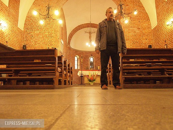 Kosciół, tablica i opiekunowie