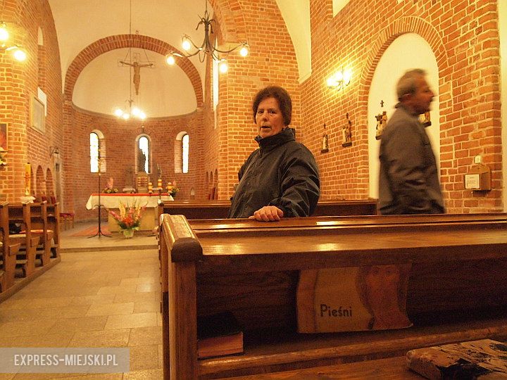 Kosciół, tablica i opiekunowie