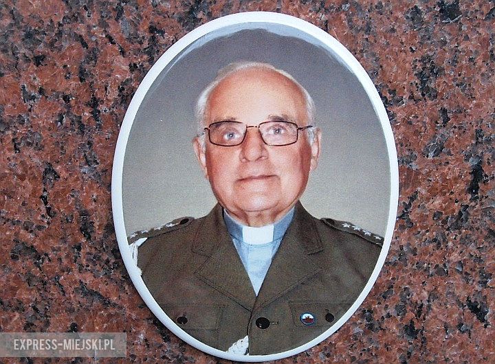 Kosciół, tablica i opiekunowie