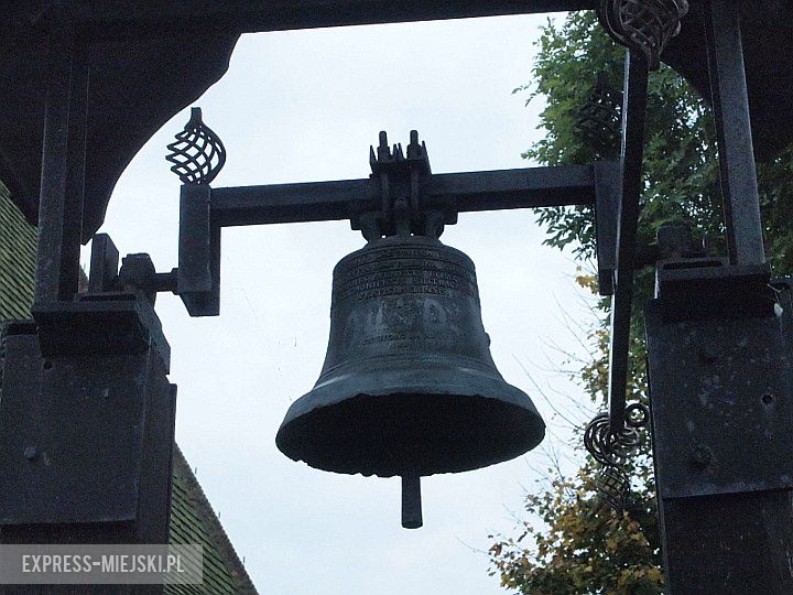 Kosciół, tablica i opiekunowie