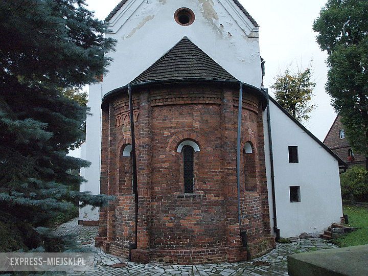 Kosciół, tablica i opiekunowie