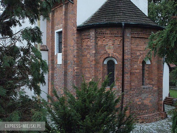 Kosciół, tablica i opiekunowie