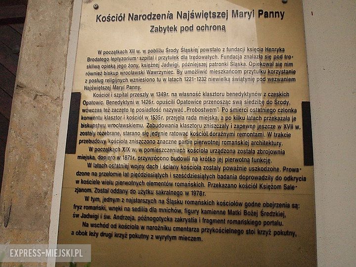 Kosciół, tablica i opiekunowie