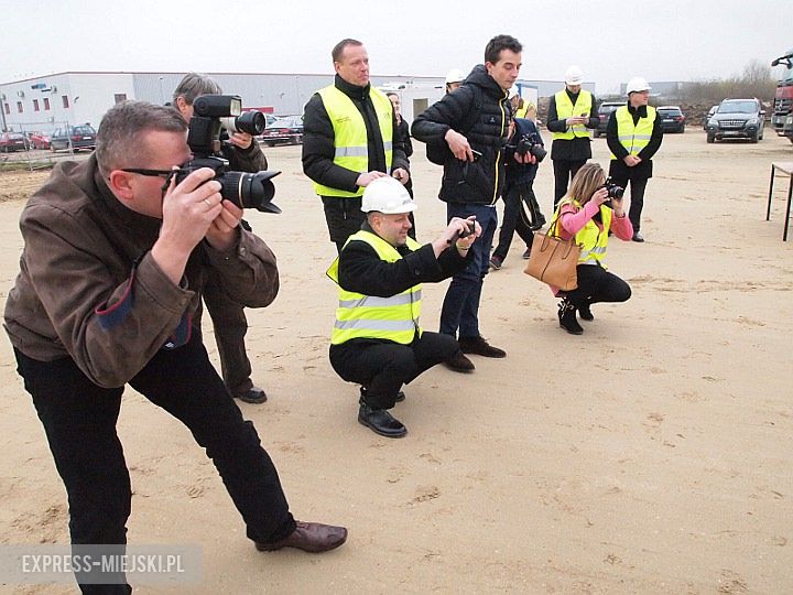 Schweiker rozpoczyna budowę fabryki