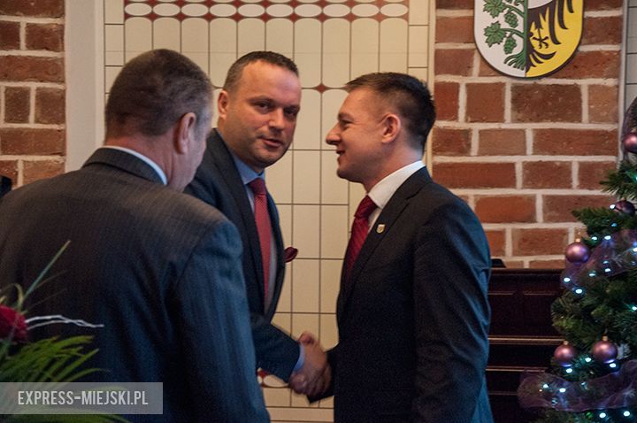 Gratulacje nowemu burmistrzowi - Adamowi Rucińskiemu (pierwszy po prawej) - składa starosta powiatu - Sebastian Burdzy (w środku)