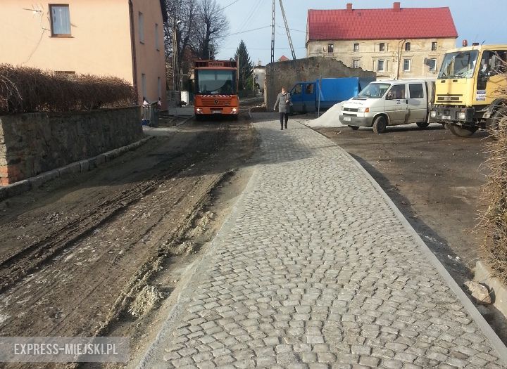 Remontowany odcinek przy urzędzie gminy