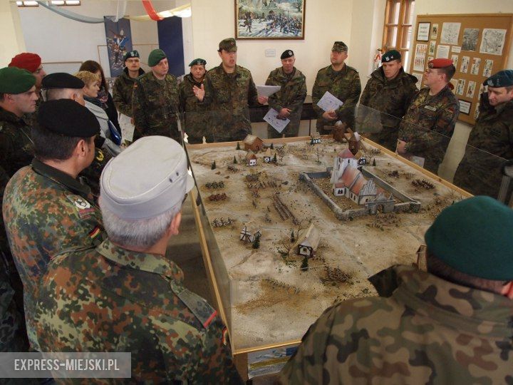 Rok 2010. Żołnierze Bundeswehry zwiedzają muzeum 
