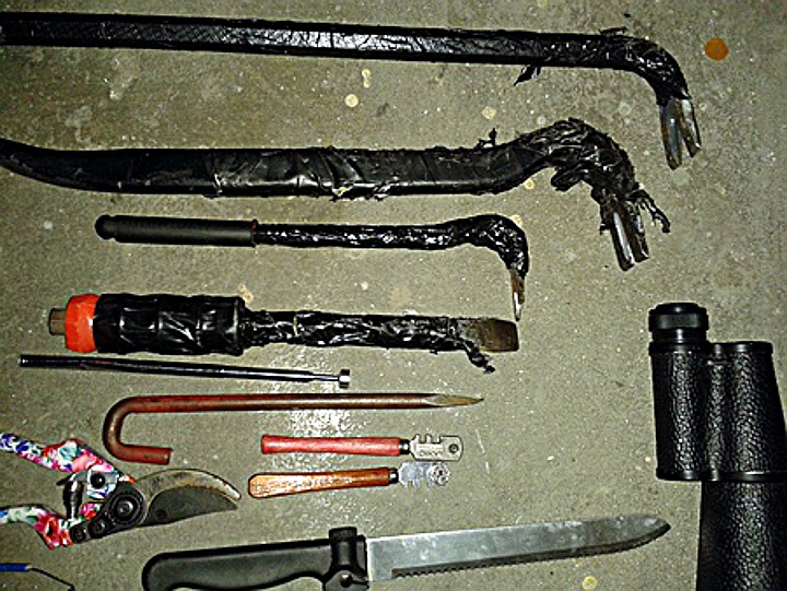 Przedmioty, które znaleźli funkcjonariusze w bagażniku