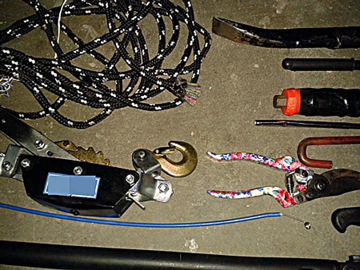 Przedmioty, które znaleźli funkcjonariusze w bagażniku