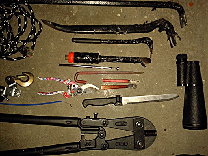 Przedmioty, które znaleźli funkcjonariusze w bagażniku