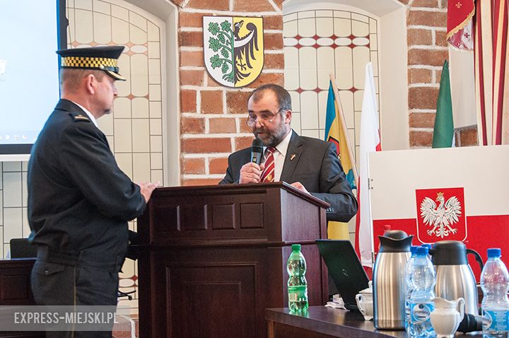 Z powodu zachowania podczas sesji Mariusz Kozak został z niej wyprowadzony