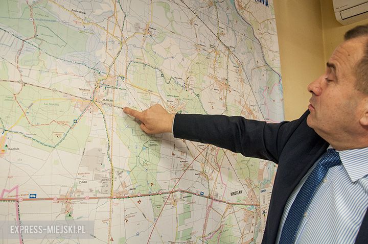 W tym miejscu ma przebiegać obwodnica Miękini. Na zdjęciu wójt Miękini