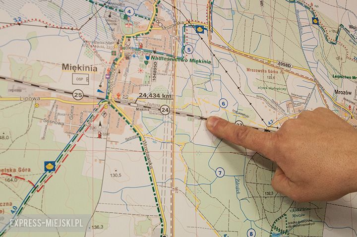 W tym miejscu ma przebiegać obwodnica Miękini. Przerywaną linią zaznaczony jest pierwotny wariant przebiegu. Ostatecznie trasa została przesunięta o 300 metrów na wschód