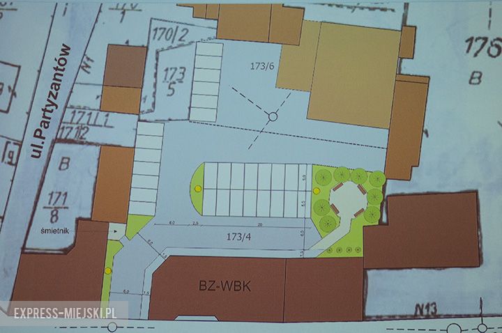 - Przewidzieliśmy także zagospodarowanie podwórka na posesji przy ulicy Wrocławskiej 11 i 11A na cele parkingu publicznego - mówi burmistrz Ruciński