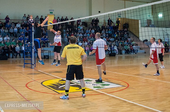 Podczas prezentacji pucharu odbył się mecz samorządowcy kontra nauczyciele