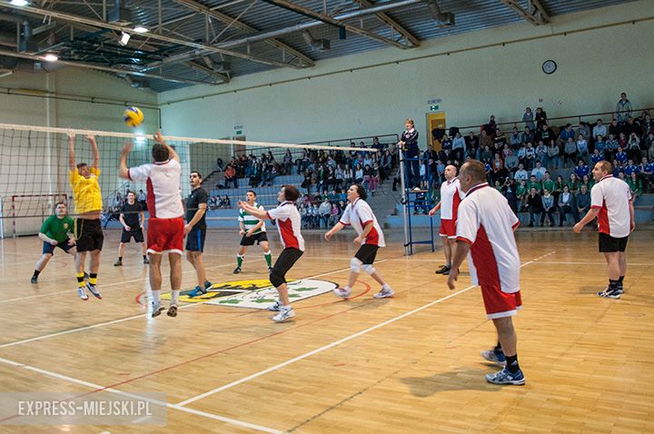Podczas prezentacji pucharu odbył się mecz samorządowcy kontra nauczyciele