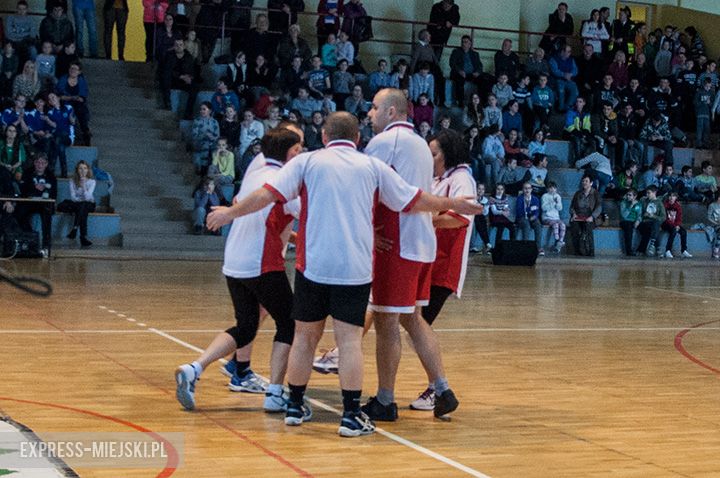 Podczas prezentacji pucharu odbył się mecz samorządowcy kontra nauczyciele