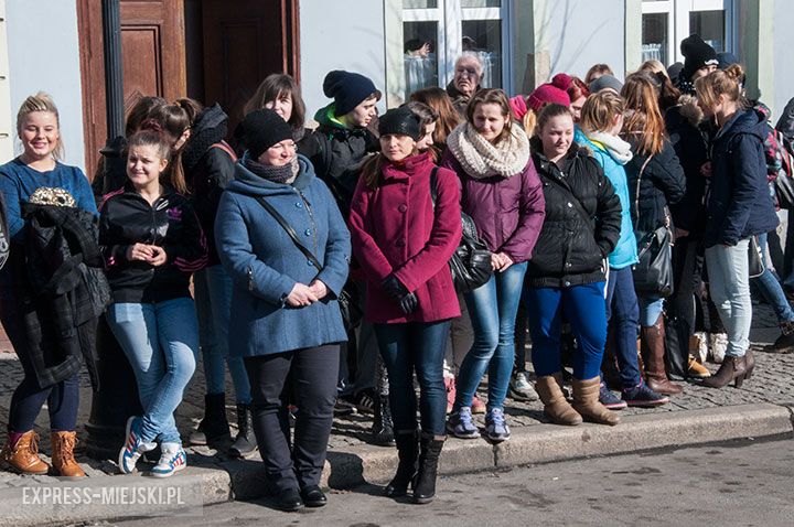 Polonez w wykonaniu uczniów, rodziców, nauczycieli i samorządowców