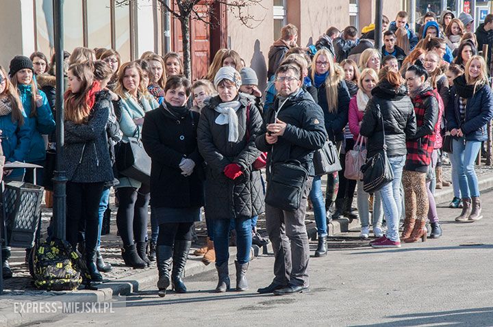 Polonez w wykonaniu uczniów, rodziców, nauczycieli i samorządowców