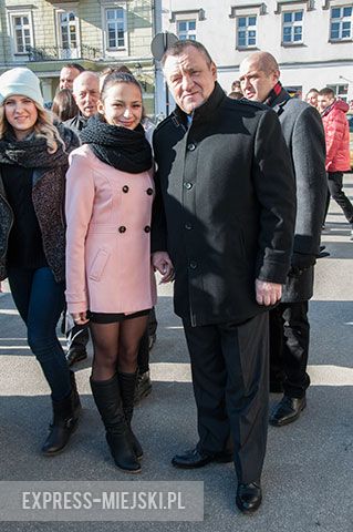 Polonez w wykonaniu uczniów, rodziców, nauczycieli i samorządowców