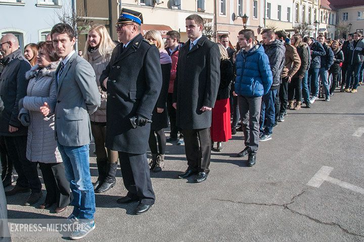 Polonez w wykonaniu uczniów, rodziców, nauczycieli i samorządowców