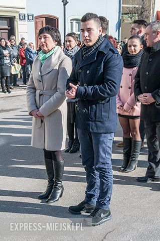 Polonez w wykonaniu uczniów, rodziców, nauczycieli i samorządowców