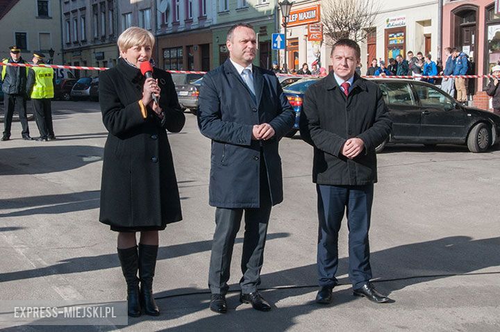 Polonez w wykonaniu uczniów, rodziców, nauczycieli i samorządowców