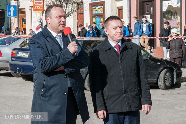 Polonez w wykonaniu uczniów, rodziców, nauczycieli i samorządowców