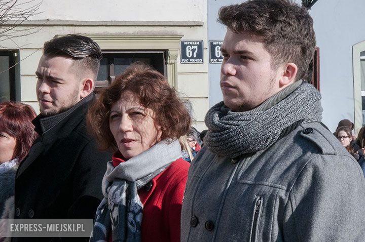 Polonez w wykonaniu uczniów, rodziców, nauczycieli i samorządowców