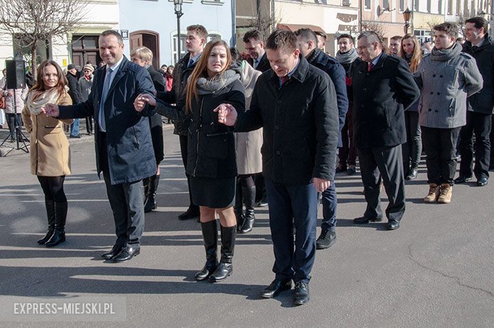 Polonez w wykonaniu uczniów, rodziców, nauczycieli i samorządowców